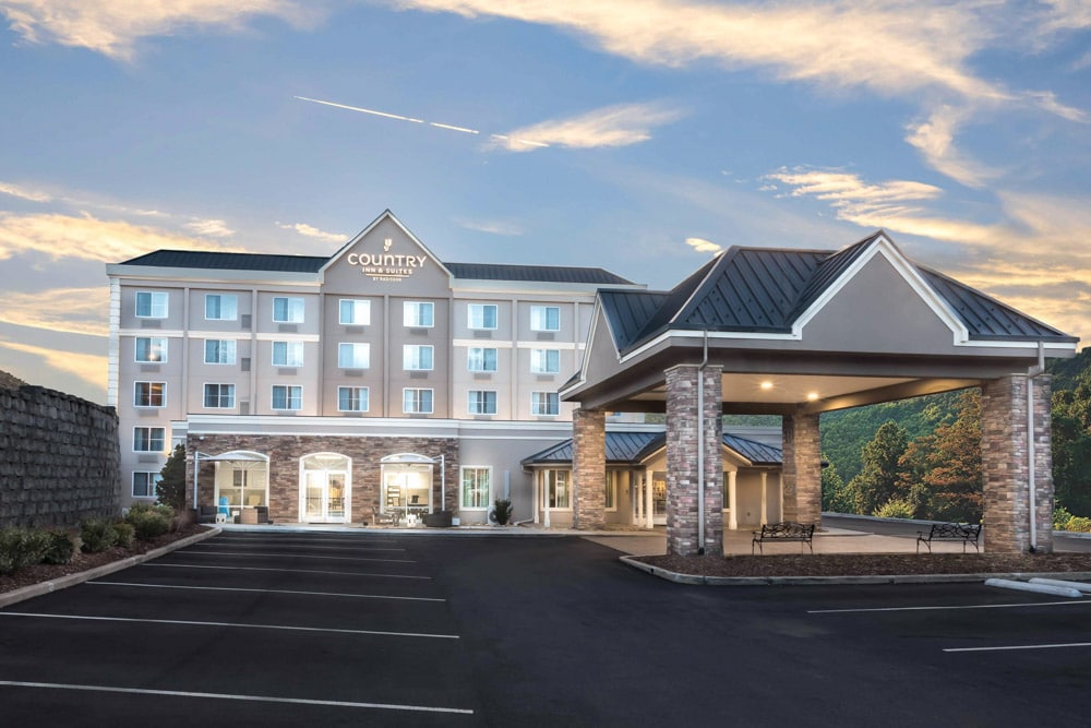 Cheap Asheville Hotels: Country Inn and Suites by Radisson Asheville Downtown 
