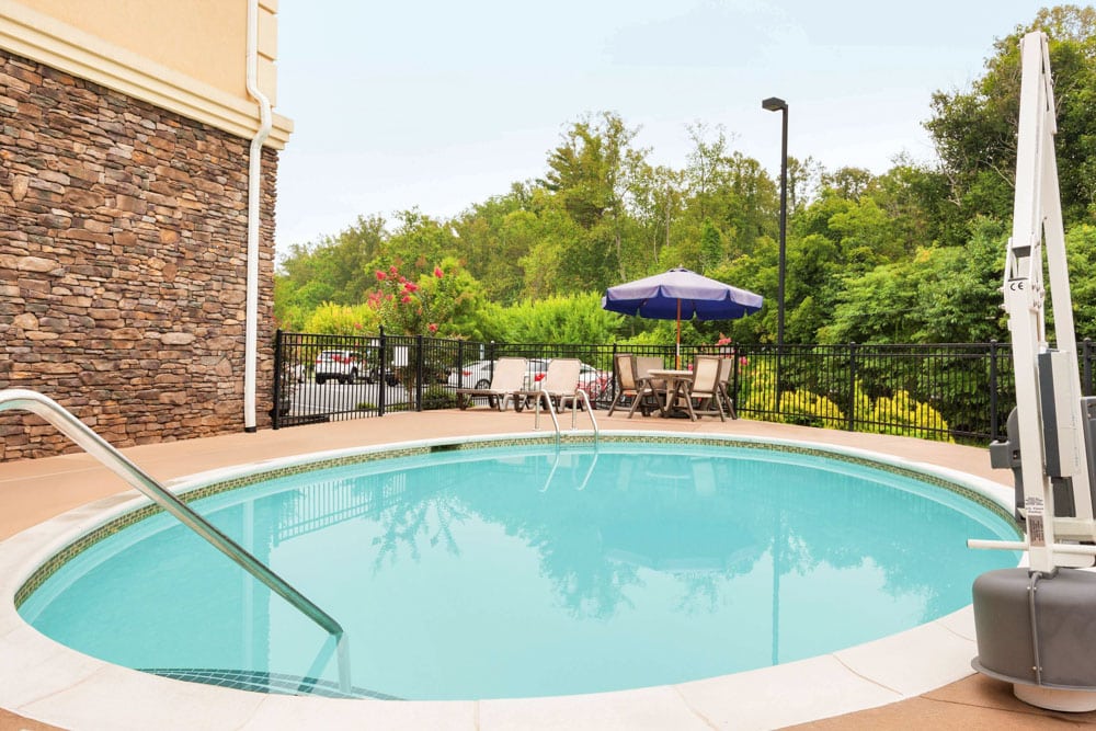 Cheap Asheville Hotels: Country Inn and Suites by Radisson Asheville West