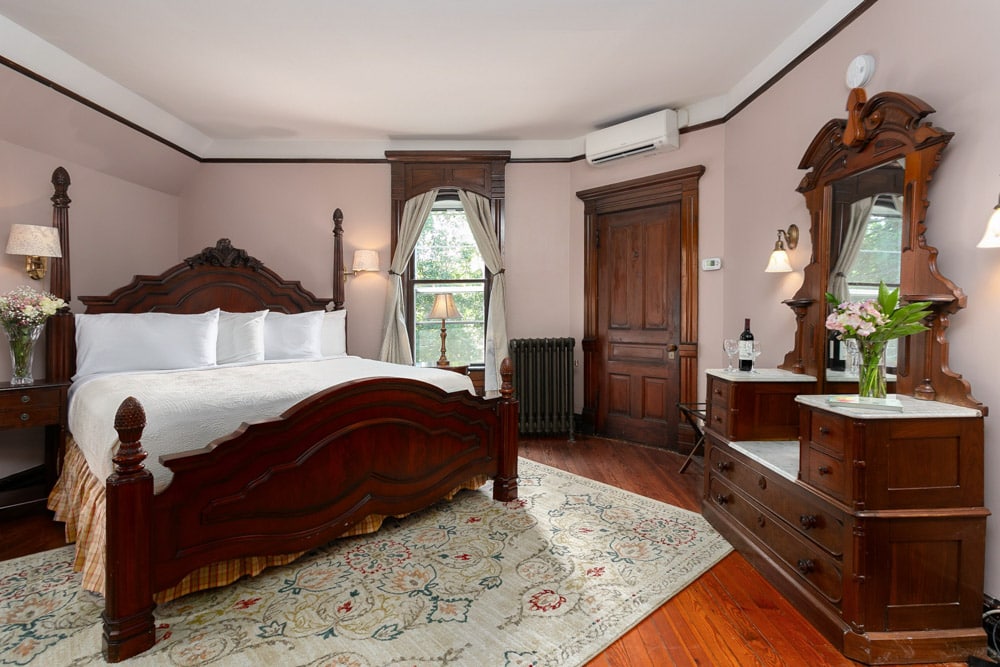 Best Hotels Near the Biltmore Estate: Cedar Crest Inn