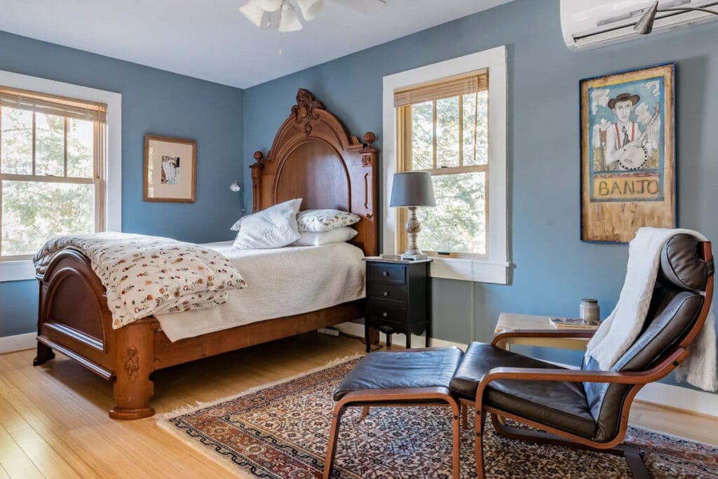 Asheville Airbnbs Vacation Homes: Lucky W Cottage
